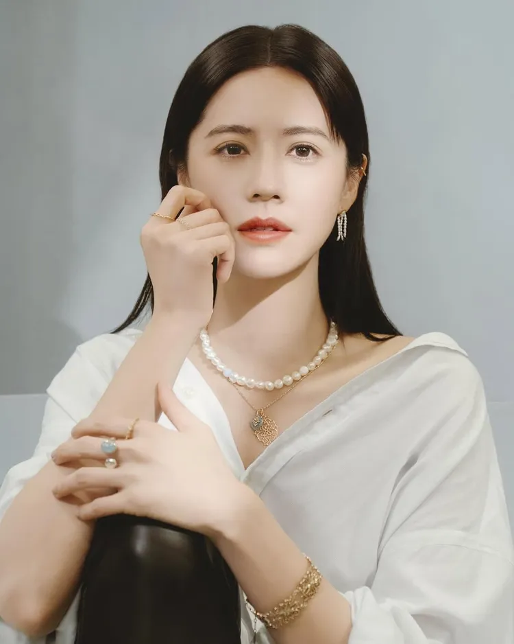 林予晞演繹agete新品。翻攝林予晞IG