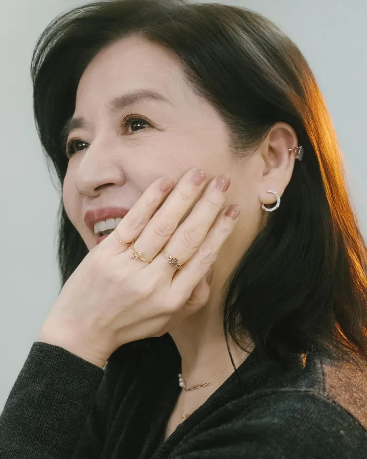 高顏值「林媽媽」配戴agete新品散發出自然成熟韻味。翻攝林予晞IG