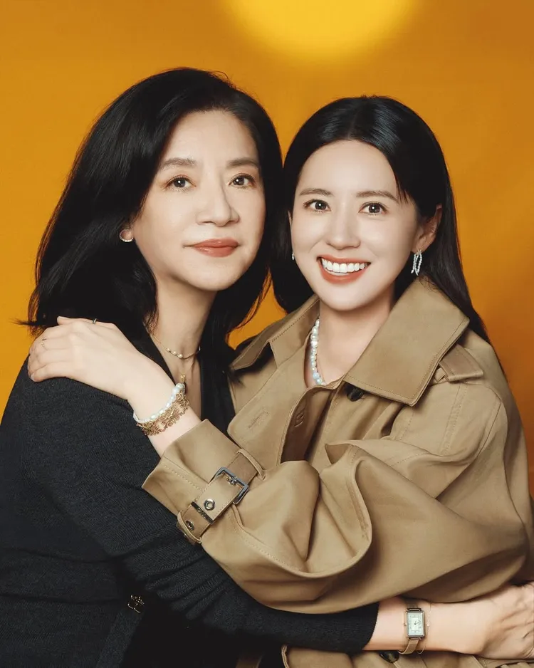 林予晞（右）分享與高顏值媽媽的合照。翻攝林予晞IG