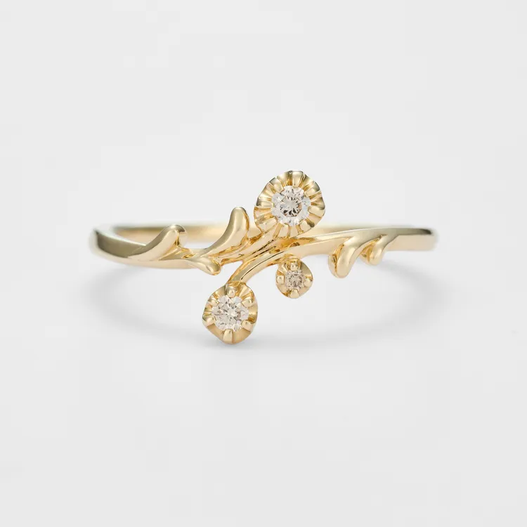 agete雛菊鑽石戒指，2萬3900元。品牌提供
