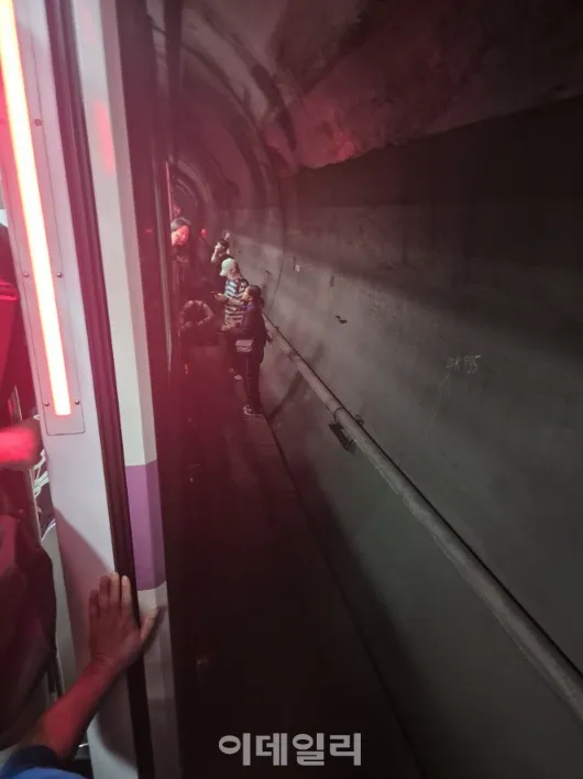 乘客在隧道內緊急疏散。翻攝自X