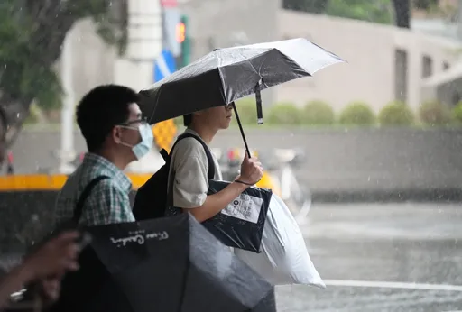 母親節「鋒面+東北風」雙擊!全台雷雨轉涼 一路濕到這天