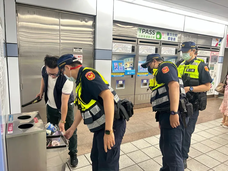 警方於相關捷運站內清查。警方提供