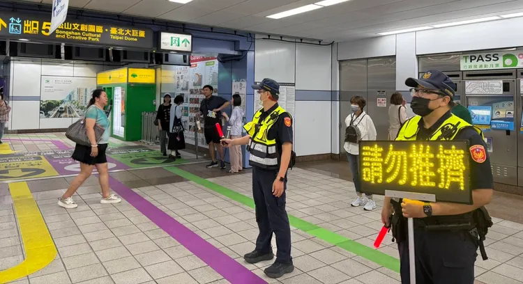 捷警提醒民眾勿推擠。警方提供