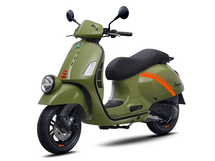 Vespa GTV 300擁有全新主打色「墨綠灰」（圖）及經典色「雪地白」。業者提供