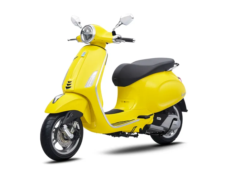 Vespa Primavera 125 i-get ABS FL全新車色包含搶眼的主打色「含羞草黃」（圖）、人氣色「魅影黑」、與熱情新色「赤焰紅」。業者提供
