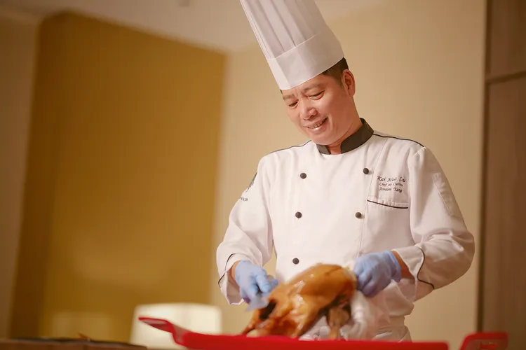 凱華樓中華料理主廚楊德興以北京宮廷御宴為靈感，推出「磐龍筵席感恩筵」，供應時間5/10至5/11午晚餐時段，五人桌1萬900元起。JR東日本大飯店台北提供