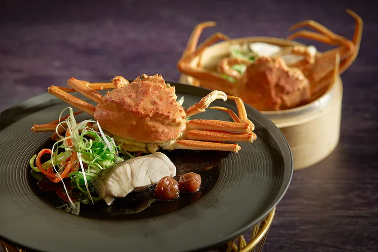 鉑麗安全日餐廳母親節5/10及5/11限定加碼「鐵板海鮮拼盤」及「生食干貝鮭魚卵手卷」，還有主廚加碼一品料理「香箱蟹搭清蒸梅子魚」。JR東日本大飯店台北提供