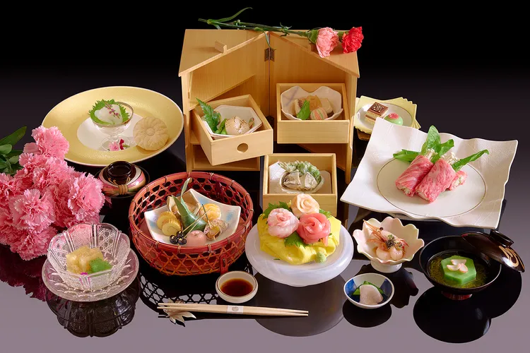 HAYASE日本料理母親節特別推出「翡翠懷石料理」，以檜木三層便當及花束壽司，晚餐套餐更加碼「和牛千草鍋」，選用秋田和牛，入口即化。JR東日本大飯店台北提供