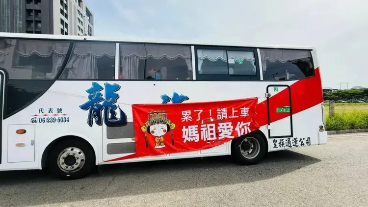 熱心民眾免費提供遊覽車供信徒休息。翻攝自BBC