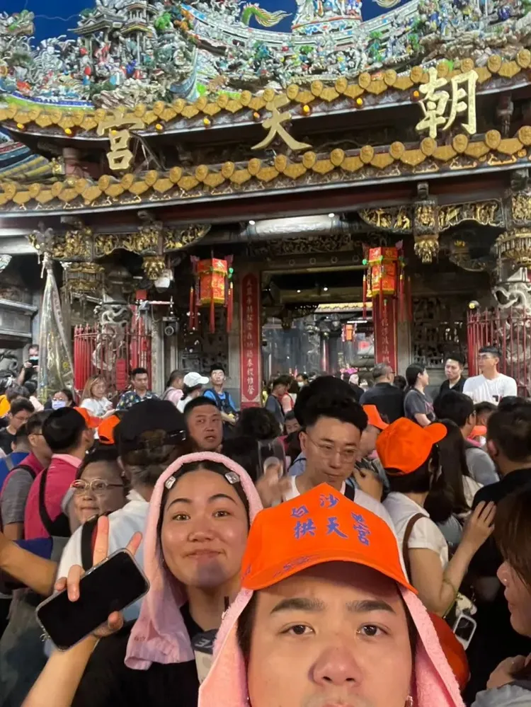 唐小姐（前2）這類的年輕人十分熱中參與媽祖遶境。翻攝自BBC