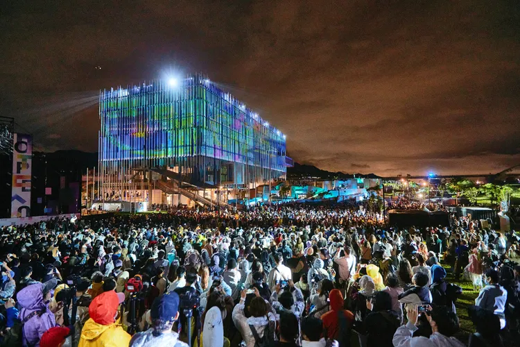 新北市美術館開館系列活動第二週(5月3日、5月4日)，將打造結合流行與古典的跨界音樂盛宴。文化局提供