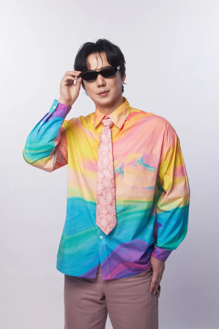 5月4日在新北市美術館戶外園區，由金曲歌王蕭煌奇與龍潭愛樂管弦樂團接力獻唱。華納音樂提供