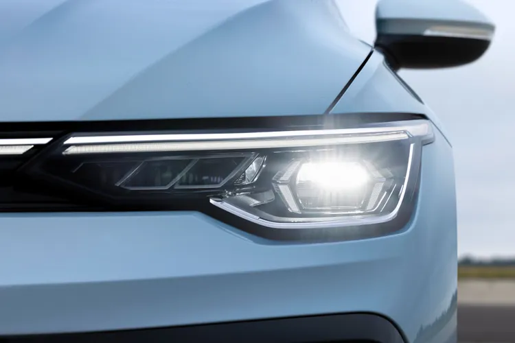 Volkswagen Golf 280 eTSI Style等級以上車型搭載IQ.LIGHT，包含LED Matrix矩陣式頭燈與3D幾何序列式尾燈。業者提供