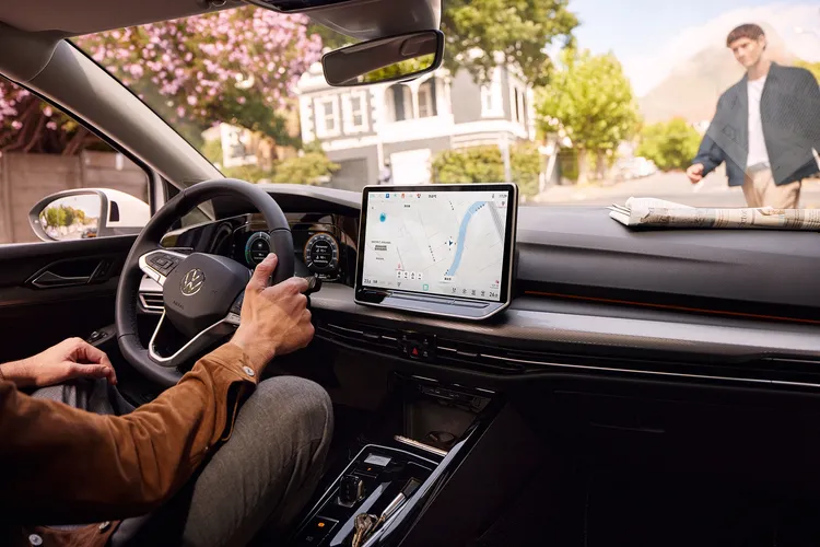 新世代Golf車系主打智慧與安全科技，標配10.25吋Digital Cockpit Pro全邏輯數位儀表，搭配三幅式真皮多功能方向盤。業者提供