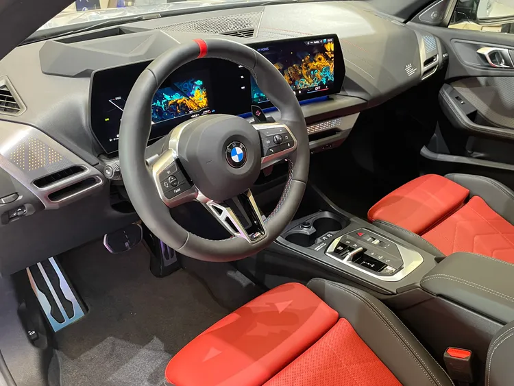 新車內裝全面導入懸浮式曲面螢幕，並搭載全新BMW Operating System 9作業系統與QuickSelect快捷選單。林浩昇攝