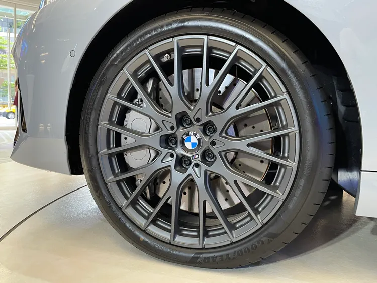 M235 xDrive Gran Coupé Racing Edition車輛外觀升級專屬19吋鍛造輪圈與M灰色複合煞車系統。林浩昇攝