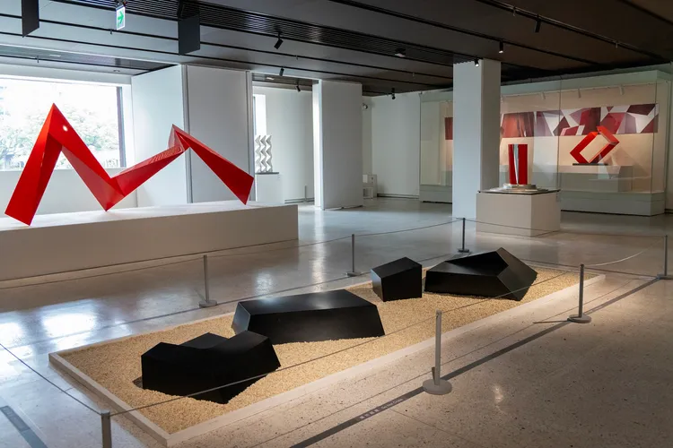 「低限無限」全數展品都是藝術家李再鈐1980年代後的多件公共藝術的原件創作。國立歷史博物館提供