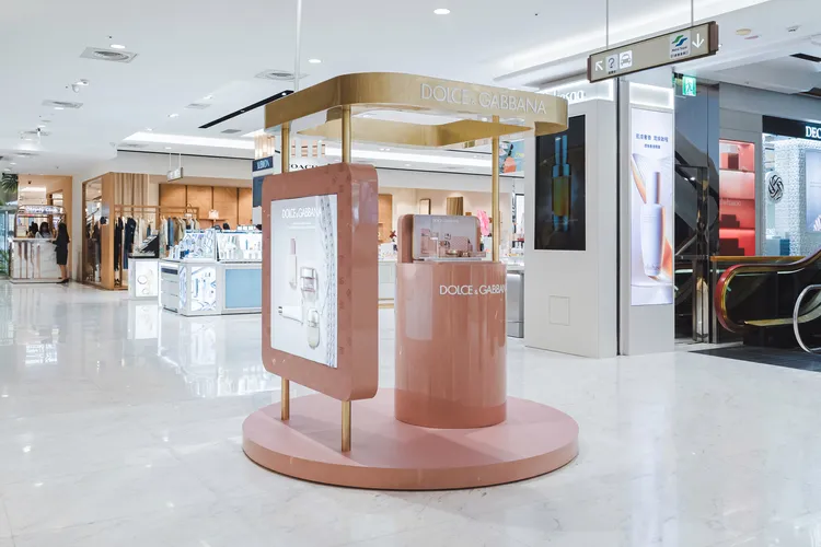 即日起至5月25日於，Dolce&Gabbana於台北忠孝Sogo打造Juicy Bar義式粉嫩發光吧快閃活動。品牌提供