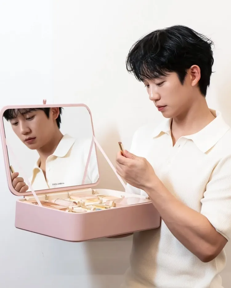 丁海寅日前搶先與Dolce&Gabbana義式親膚保養系列合影。翻攝IG