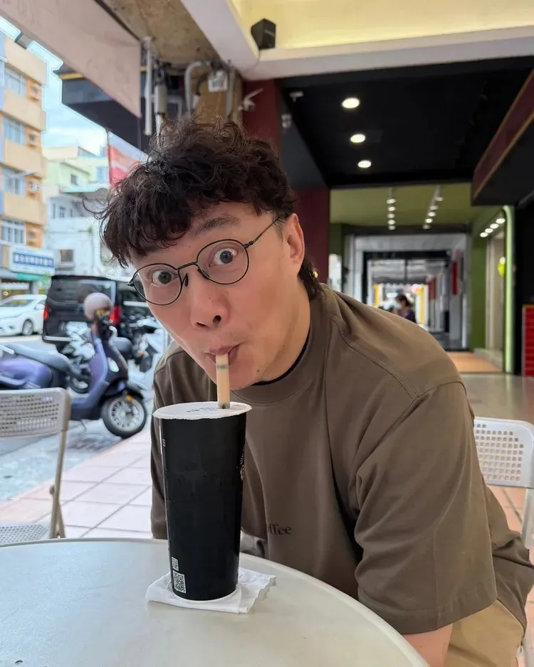 陳奕迅在高雄開心享用珍珠奶茶。翻攝陳奕迅臉書
