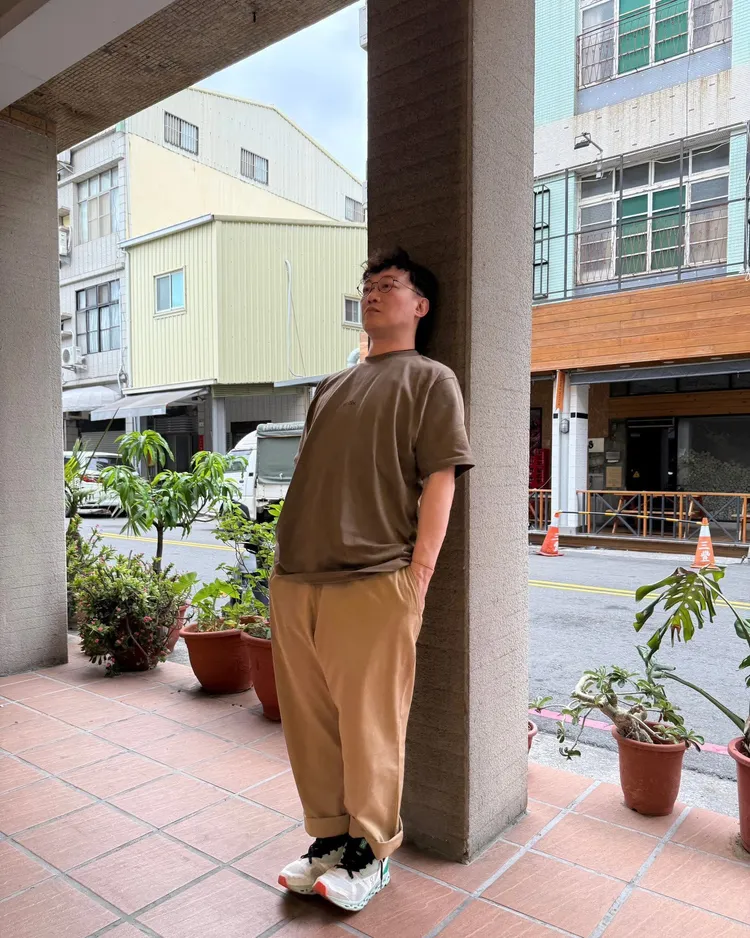 他倚靠過的牆柱，不少粉絲慕名而去。翻攝陳奕迅臉書