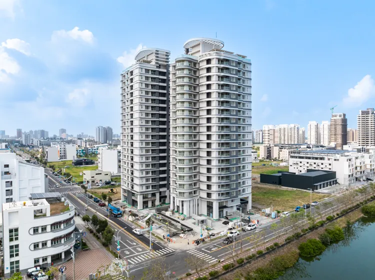 「泰嘉璞日」即將完工，該案由日本建築大師丹下憲孝規劃，並禮聘日本東京百年花藝「日比谷花壇」參與園藝設計。泰嘉開發提供