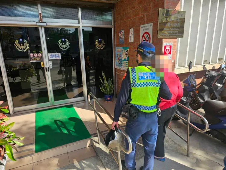 87歲老翁不慎自摔，警方先接到派出所休息。翻攝畫面