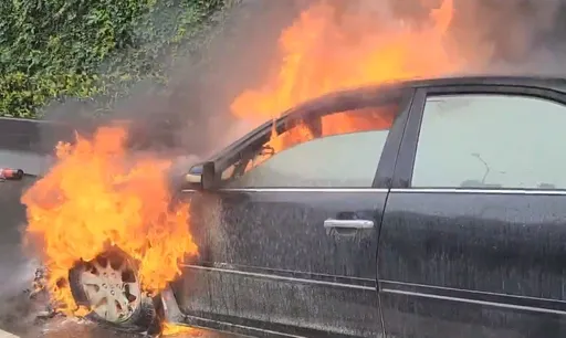 國1北上28.3K火燒車 黑色福特車頭燒毀