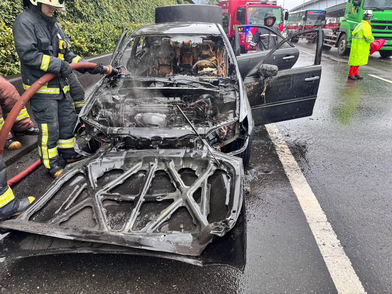 黑色福特車頭燒毀。翻攝畫面