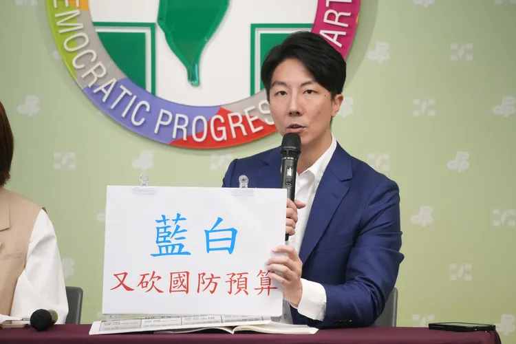 吳崢強調，國際上挺台的朋友們已經在納悶、擔心為何台灣要自我刪砍國防預算。民進黨提供