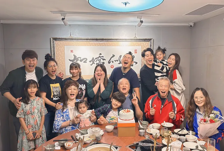 白家綺（後排右起）和吳東諺分享每年過母親節的熱鬧場面。民視提供