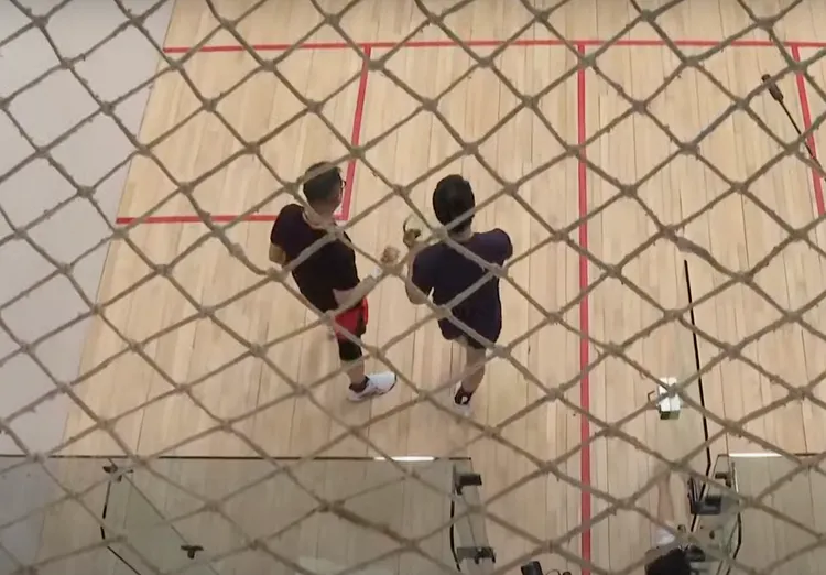 蔣萬安（右）赴台大體育館參與世壯運壁球賽，賽事氣氛熱絡。北市府供訊