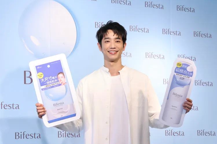 劉以豪代言卸妝品。莊宗達攝