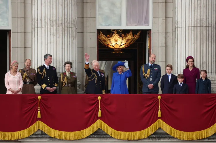 愛丁堡公爵夫妻（左起）、安妮長公主夫妻、查爾斯三世、卡蜜拉王后、威廉王子、凱特王妃、喬治王子、路易王子與夏綠蒂公主等英皇室高階成員現身白金漢宮陽台觀禮。