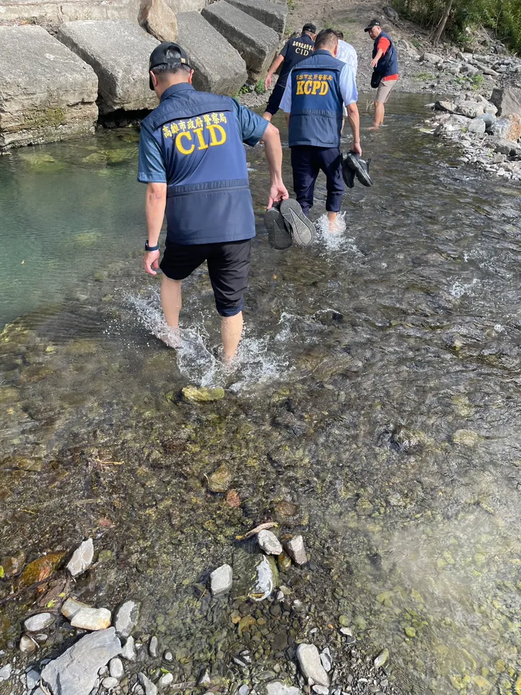 警方將過一番跋涉才到棄屍地點。翻攝畫面