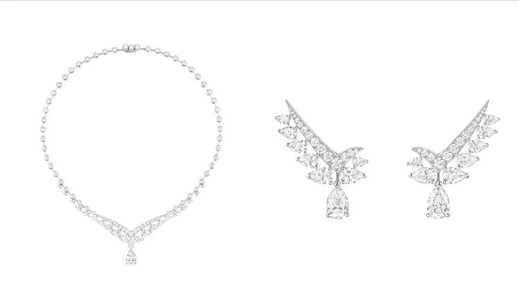 CHAUMET Joséphine Valse Impériale鉑金項鍊（左），鑲嵌梨形和明亮式切割鑽石；Joséphine Valse Impériale 18K白金耳環（右），鑲嵌梨形鑽石和明亮式切割鑽石。品牌提供