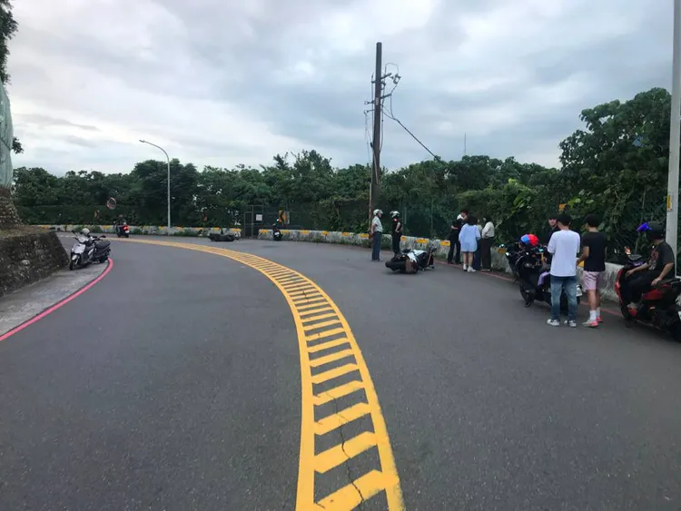 淡江大學操場外大彎道車多又狹窄，連行人走路都要相當注意。翻攝畫面