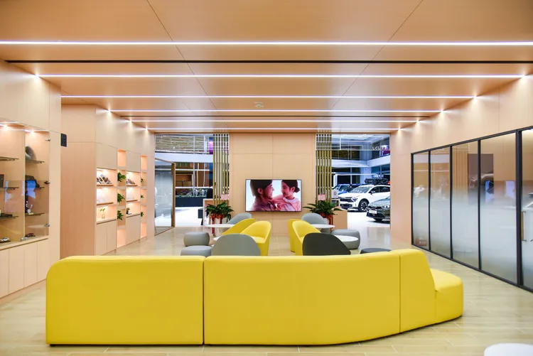 Kia南台中3S展示中心占地總面積近600坪，內部設置有寬敞舒適的客戶休憩區、專屬貴賓交車室，以及涵蓋7座維修工位的服務廠區等完善設施。業者提供