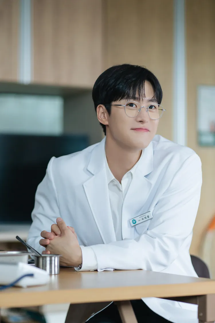 孔明變身「初戀代名詞」，飾演當上醫生的高中初戀。friDay影音提供