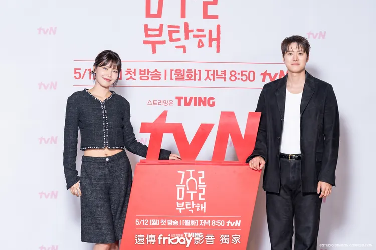 秀英（左）誇讚孔明把初戀詮釋得很好。friDay影音提供