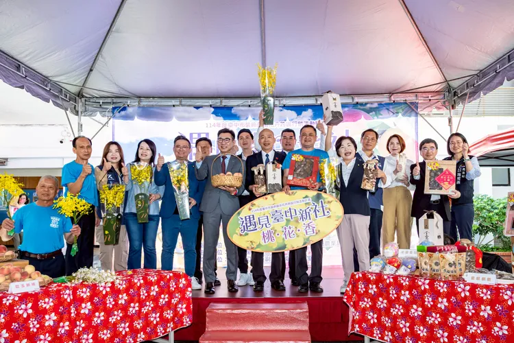 立法院長韓國瑜今（23）日上午在副院長江啟臣陪同下，出席「臺中市新社區優質香菇評鑑活動暨裝飾藝術花卉跨區行銷記者會」。立法院提供