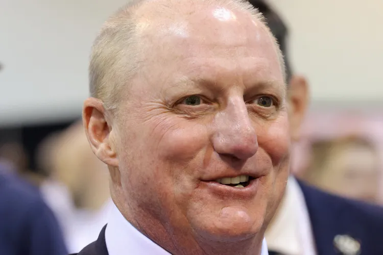 巴菲特的接班人是波克夏海瑟威副董事長阿貝爾。路透社