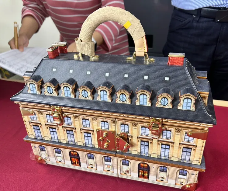 士林分署拍賣「路易威登之家」巴黎凡登廣場造型首飾盒。士林分署提供