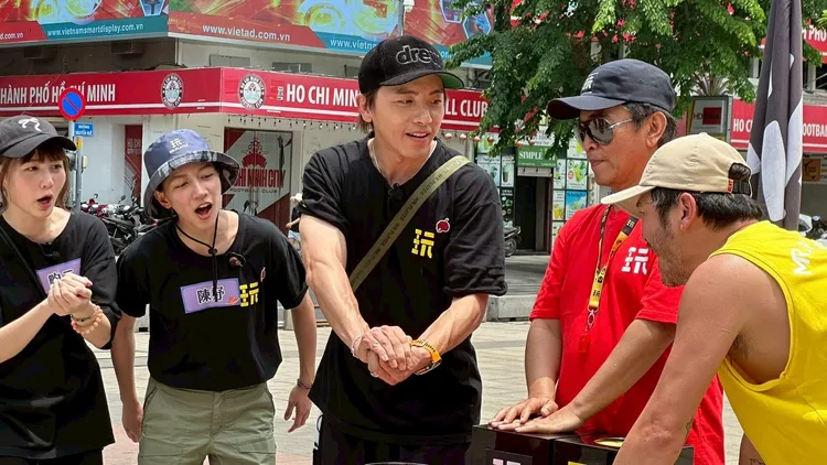 坤達（中）在越南淪為洗頭工。綜藝玩很大提供