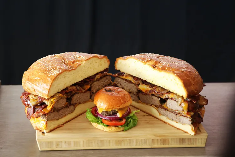 台北萬豪酒店 「豪享吃堡」限定優惠，於Lobby Lounge震撼登場10吋「萬豪巨人堡」整顆漢堡重達6公斤，使用超過2公斤手打牛肉漢堡排、1公斤酥脆培根與20片切達起司製成，採預訂制。業者提供