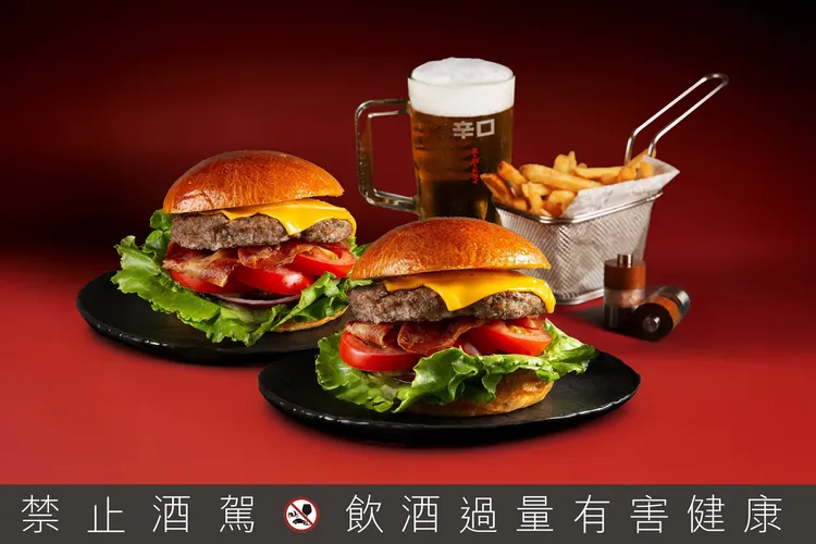 台北萬豪酒店 「豪享吃堡」限定優惠，Lobby Lounge經典牛肉培根切達起司漢堡享買一送一，選用美國與紐西蘭牛絞肉手工拍打製成，每份售價600元+10%。業者提供