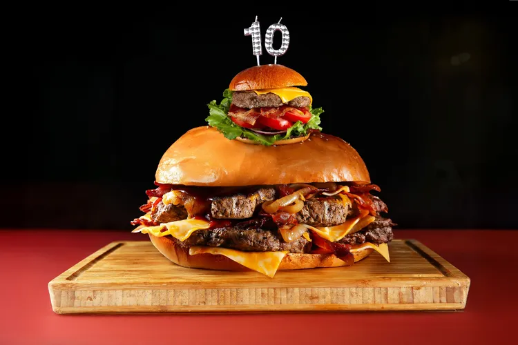 台北萬豪酒店 「豪享吃堡」限定優惠，於Lobby Lounge震撼登場10吋「萬豪巨人堡」含六人份薯條，每份售價3600元+10%。是一般漢堡的16倍重量、12倍肉量，適合6至8人共享。業者提供