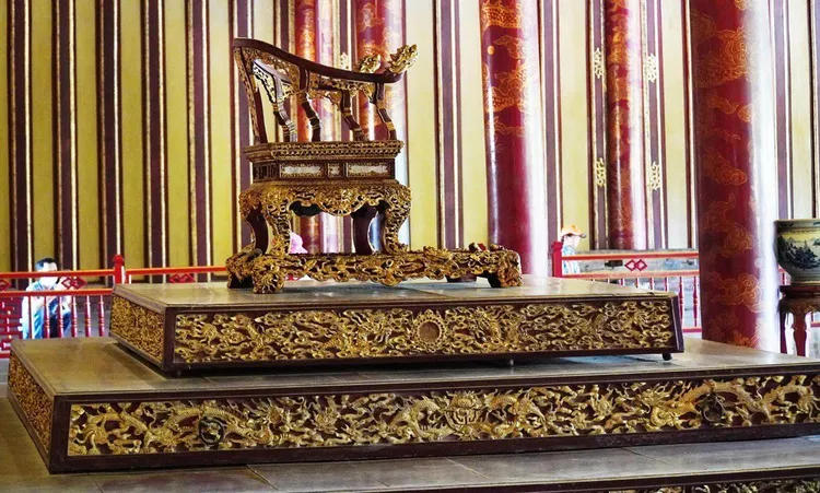 龍椅如今已經撤下進行修復，並加強宮殿保全。翻攝自推特