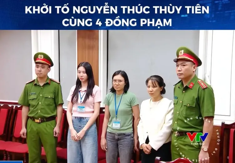 阮垂仙（左二）被控消費詐欺罪。